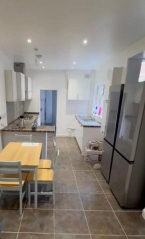 Beautiful 6 bed home in Birmingham perfect for contractors!